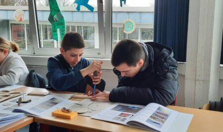 MINT on Tour: Studierende der Universität Siegen inspirieren Schülerinnen und Schüler mit Experimenten zur mechanischen Energie